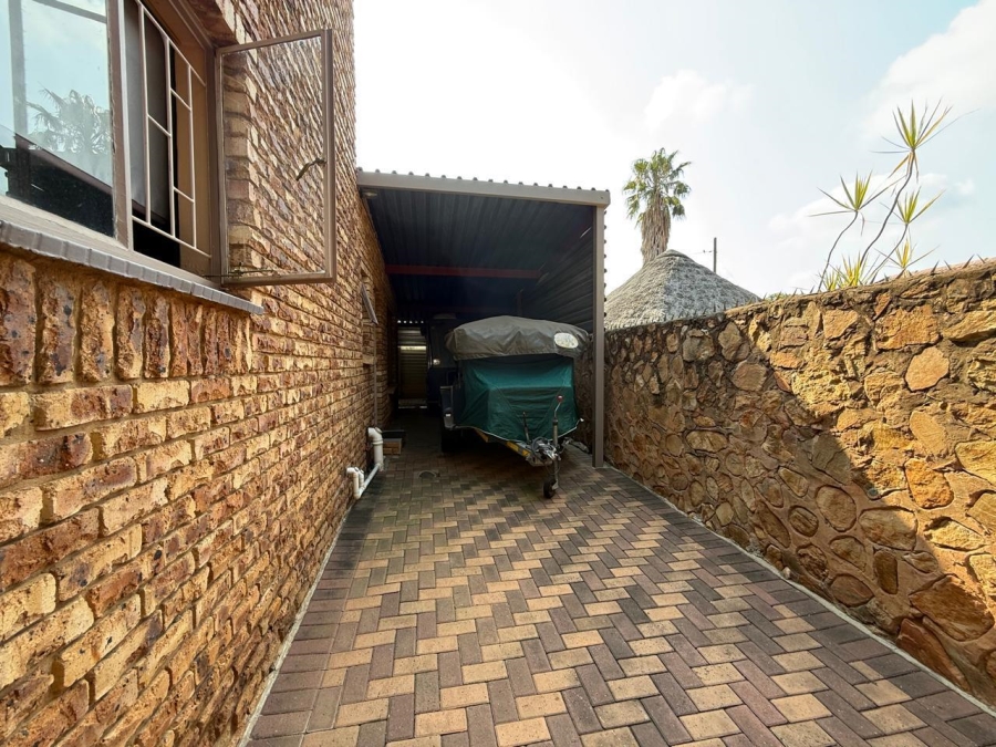 4 Bedroom Property for Sale in Geelhoutpark North West